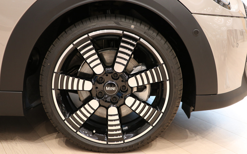 止まっていてもダイナミックなイメージをデザインしたホイール