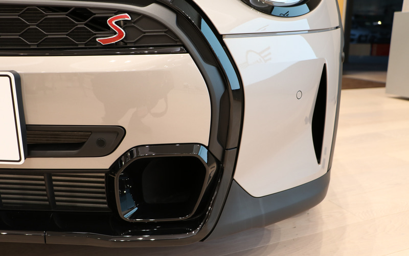 フォグライトをなくし空力を高めるエアカーテンを取り入れた