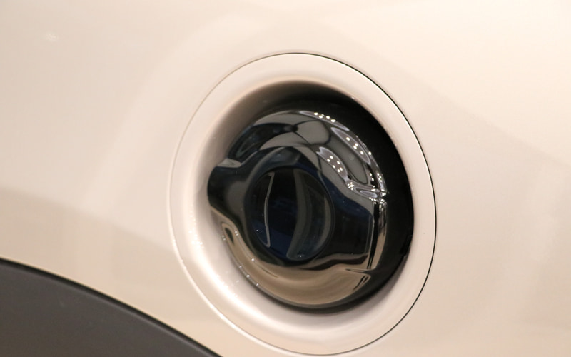 エンブレムやミラー、給油キャップ、ヘッドライトリングなどはブラックも選択可能になった