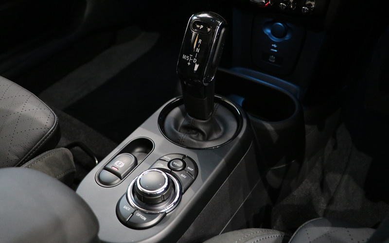 サイドブレーキが電動式に変更されたことでシンプルな形状に