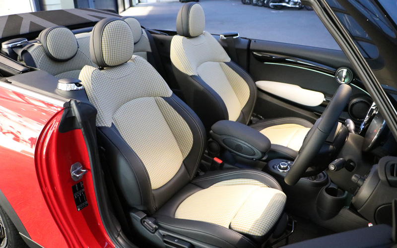 白いチェックの部分が100％リサイクル素材となっている新シート