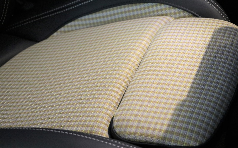 白いチェックの部分が100％リサイクル素材となっている新シート