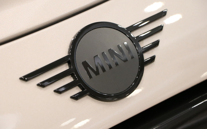 エンブレムやミラー、給油キャップ、ヘッドライトリングなどはブラックも選択可能になった