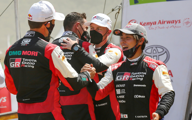 1-2フィニッシュの喜びを分かち合うセバスチャン・オジエ選手とジュリアン・イングラシア選手、勝田貴元選手とダニエル・バリット選手