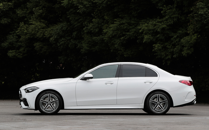 フロントからリアまでを貫くキャットウォークライン