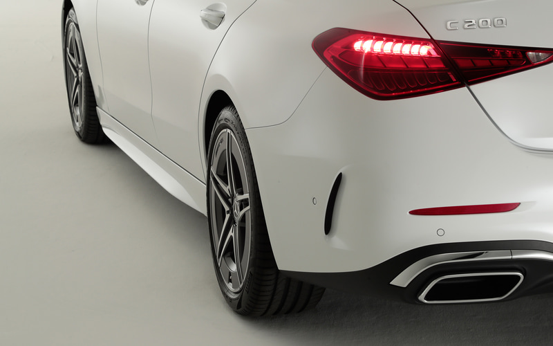 ステアリングを切るとリアタイヤも合わせて動く「リア・アクスルステアリング」