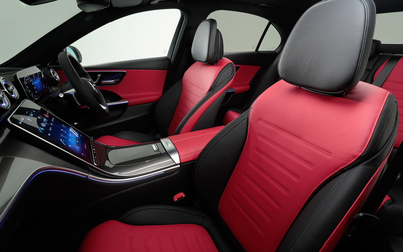 ホイールベースが前モデルより25mm、後席レッグルームは21mm伸長され、後席のヘッドルームも13mm拡張されたことで、後席の居住性が向上している（数値は欧州参考値）