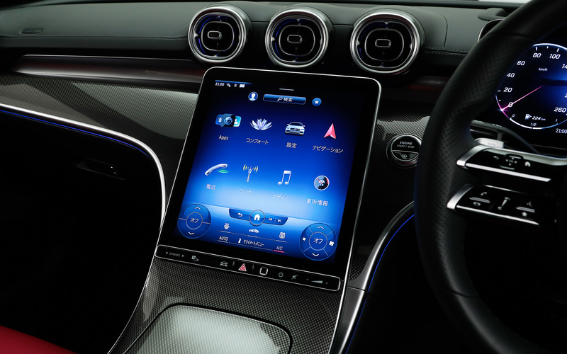 センターコンソールに配置された11.9インチの縦型メディアディスプレイはドライバー側に6度傾けられている