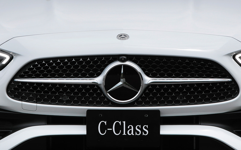 無数のスリーポインテッドスターが散りばめられたフロントグリル