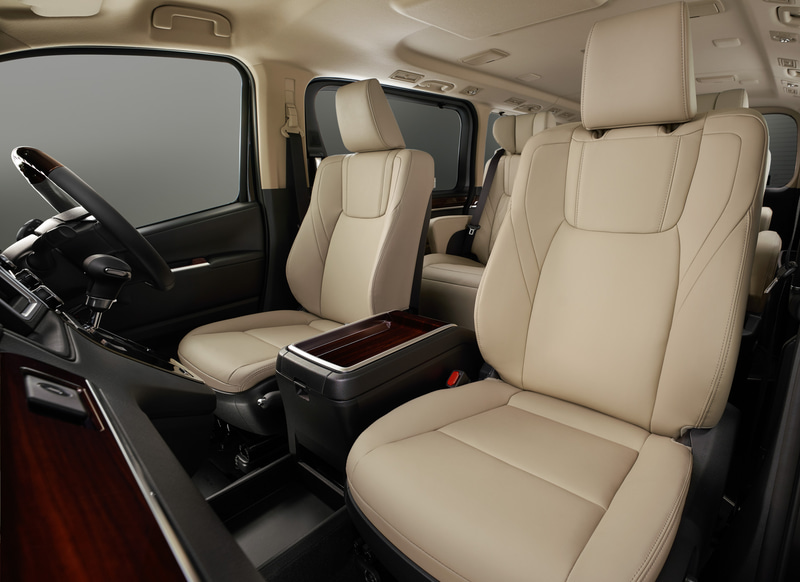 Premium（内装色：ブラック、シート色：ニュートラルベージュ、天井色：フロマージュ）