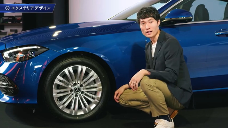 メルセデス・ベンツ日本株式会社 商品企画 山本拓門氏による解説。ホイールはアバンギャルドが17インチ（左）、AMGラインは空力機能を取り入れた18インチ（右）を採用しているという