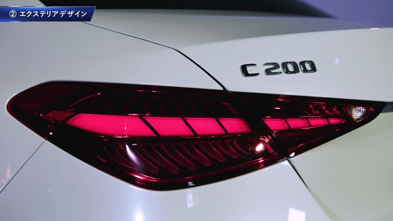 上下に2分割されているリアコンビネーションランプ