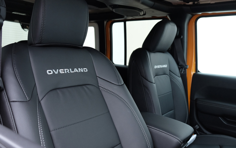 Overlandの刺繍入りブラックレザーシート