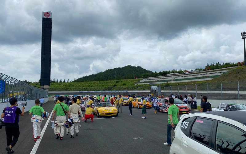 ツインリンクもてぎのストレートは、コントロールタワーからズラ～っと最終コーナーの方まで、73台のマシンが並んで壮観。ここで1年ぶりに会う知人や、サーキットでしか会わない顔見知りなど、ちょっとした社交場にもなるのがグリッドです。2021年は入場制限があったので、ファミリーはちょっと少なめでしたが、来年にはまたみんな戻ってきてほしいと願います