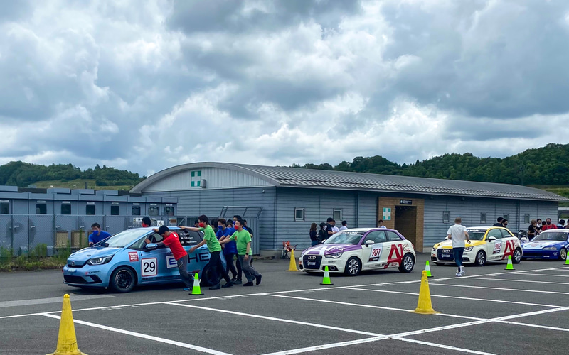 これがJoy耐名物「手押し給油」の光景。どのチームも給油部隊が待機していて、マシンが給油エリアに入ってくるとエンジンを切り、手押しでガソリンスタンドまで押していきます。ドライバーだけでなく、チームみんなが力を合わせてマシンをゴールまで押していく。そんな感覚が好きです