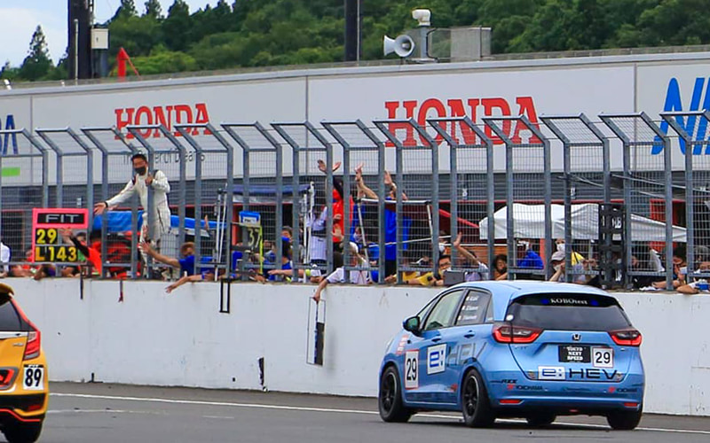 何度見てもジーンとしてしまう、ゴールの瞬間。どこもトラブルなく7時間を走りきってくれたマシンに、お疲れさまと声をかけました。最後にガス欠で止まってしまうマシンもあり、逆転劇も見られた2021年のJoy耐でした