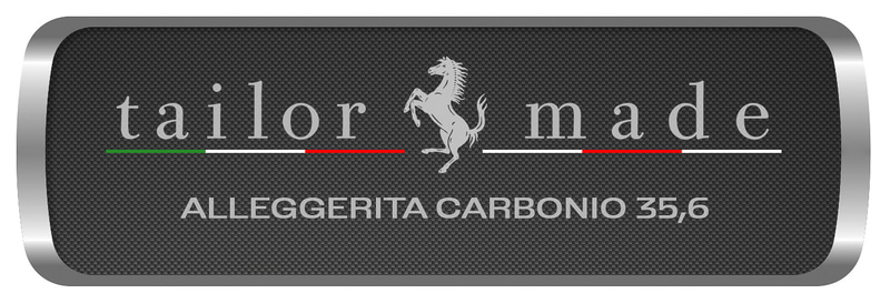 デディケーションプレートとキッキングプレートにはイタリア語で35.6kg軽量を意味する「ALLEGGERITA CARBONIO 35.6」が刻印される