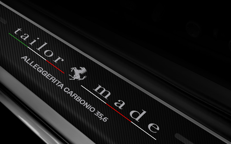 デディケーションプレートとキッキングプレートにはイタリア語で35.6kg軽量を意味する「ALLEGGERITA CARBONIO 35.6」が刻印される