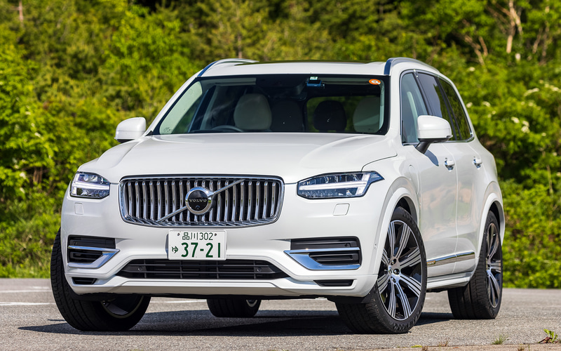 今回試乗したのはプラグインハイブリッドの「XC90 RECHARGE PLUG-IN HYBRID T8 AWD INSCRIPTION」（1139万円）。2020年8月に既存の「Twin EngineT8」はRechargeプロダクトラインの導入に伴い、グレード名を「RECHARGE PLUG-IN HYBRID T8」に変更している。ボディサイズは4950×1960×1760mm（全長×全幅×全高）、ホイールベースは2985mm