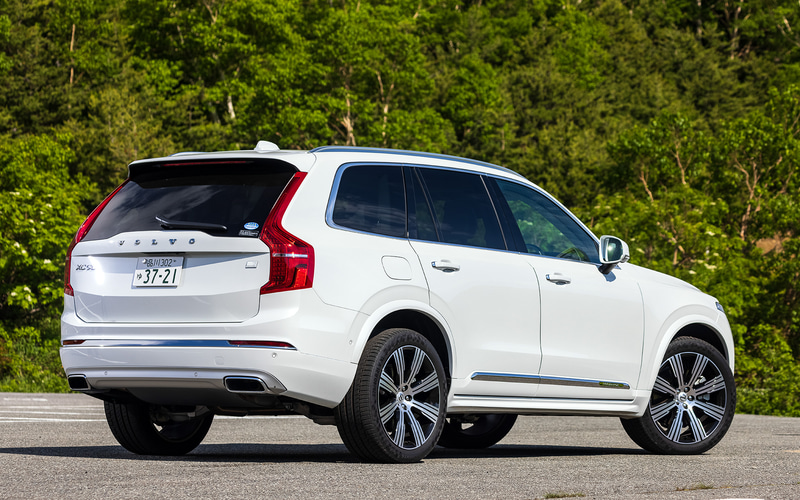 今回試乗したのはプラグインハイブリッドの「XC90 RECHARGE PLUG-IN HYBRID T8 AWD INSCRIPTION」（1139万円）。2020年8月に既存の「Twin EngineT8」はRechargeプロダクトラインの導入に伴い、グレード名を「RECHARGE PLUG-IN HYBRID T8」に変更している。ボディサイズは4950×1960×1760mm（全長×全幅×全高）、ホイールベースは2985mm
