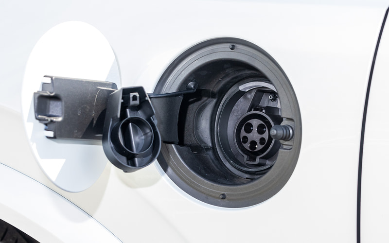 試乗車の足下は21インチのアルミ合金ホイールにコンチネンタルのスポーティコンフォートタイヤ「PremiumContact 6」（275/40R21）をセット