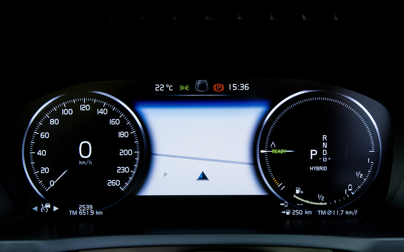 7名乗車が可能なXC90 RECHARGE PLUG-IN HYBRID T8 AWD INSCRIPTIONのインテリアは上質で清潔感のあるもの。スウェーデン・オレフォスのクリスタルガラス・シフトノブなどが目を引く