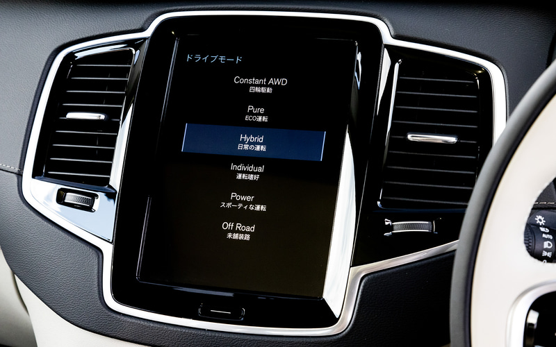 7名乗車が可能なXC90 RECHARGE PLUG-IN HYBRID T8 AWD INSCRIPTIONのインテリアは上質で清潔感のあるもの。スウェーデン・オレフォスのクリスタルガラス・シフトノブなどが目を引く