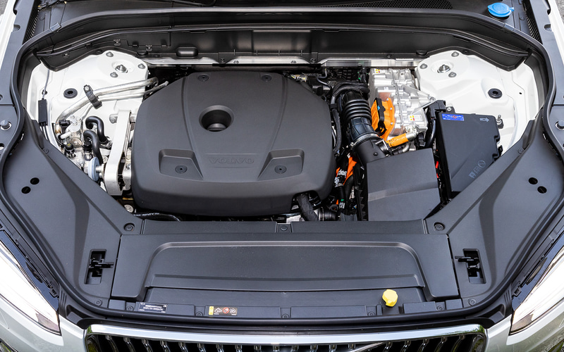 プラグインハイブリッドは直列4気筒DOHC 2.0リッター直噴ガソリンターボエンジン（スーパーチャージャー付）と、前後輪に電気モーターを搭載し、エンジンの最高出力は233kW（318PS）/6000rpm、最大トルクは400Nm（40.8kgm）/2200-5400rpm。燃料消費率は12.8km/L（WLTCモード）。電気モーターのみで40.6kmのEV走行が可能になっている