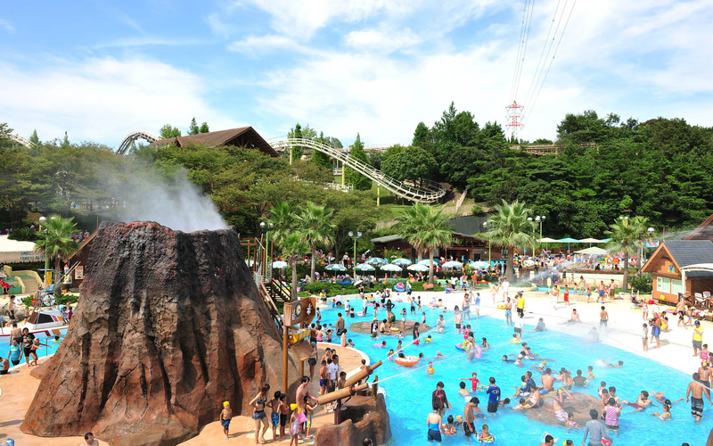 「アドベンチャーマウンテン」は水深60㎝以下の浅瀬のプールで、噴水火山を中心に、自然をテーマにした水遊びが楽しめるエリア