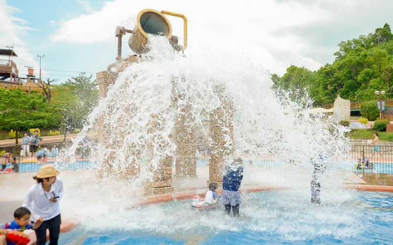「アドベンチャーリバー」は大量の水が一気に流れ落ちる「勇気の聖杯」など、大量の水を使った仕掛けが楽しめる流水プール