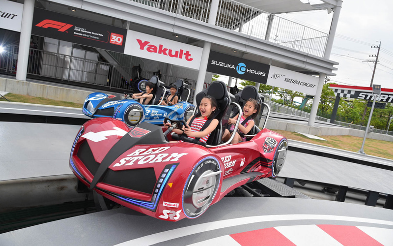 “みんなの冒険プール”アクア・アドベンチャーの利用者は、水着のままゆうえんちモートピアのアトラクションやパークレストランを利用できる