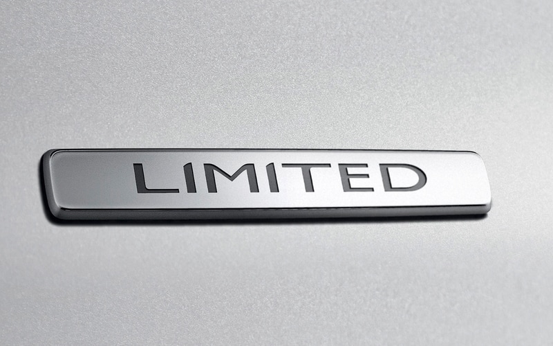 外観ではブラックフロント/リアバンパー、15インチのブラックスチールホイール、ブラックセンターキャップ、ブラックホイールボルトカバーを採用するとともに、LEDデイタイムランプやLIMITEDエンブレムが備わる