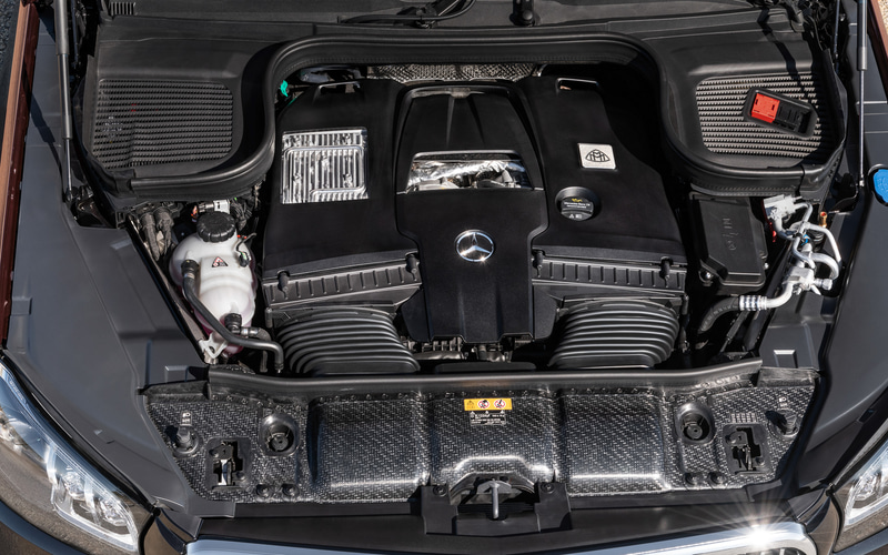 専用開発のV型8気筒 4.0リッターエンジンは、最高出力410kW（558HP）/6000-6500rpm、最大トルク730Nm/2500-5000rpmを発生する