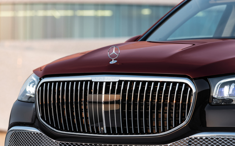 縦方向のピンストライプをモチーフとしたフロントグリル