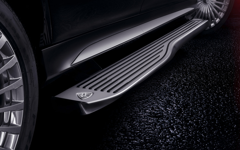 電動格納ランニングボードを装備