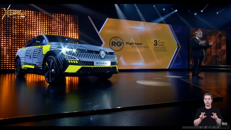 オンラインカンファレンス「Renault eWays」のステージには、先日発表されたばかりのニューモデル「メガーヌ E-TECH Electric」も展示された