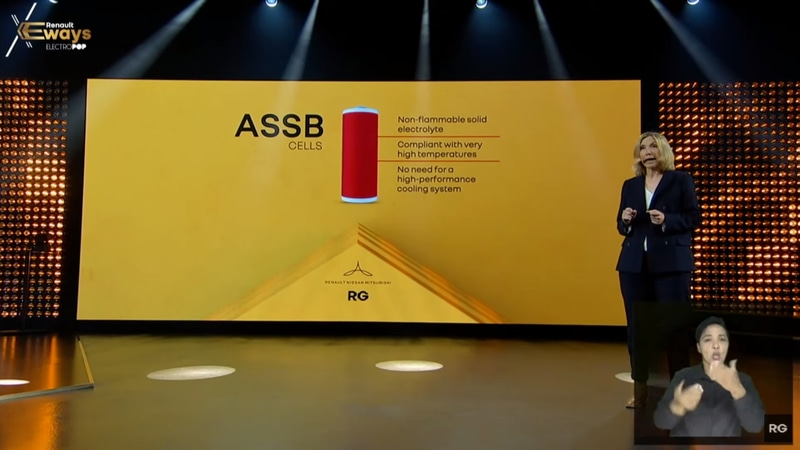 Schmidtlin氏のプレゼンテーションの様子。全固体電池は2030年にアライアンス内で導入予定とのこと