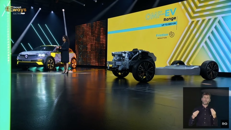 Excoffon氏のプレゼンテーションの様子と使用されたスライド資料。ステージ上にはCMF-EVプラットフォームも展示された