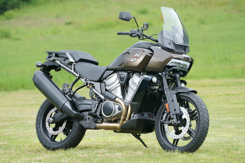 標準モデルのパン アメリカ 1250。パン アメリカ 1250 スペシャルに対して、キャストホイール（オプションでスポークホイールに変更可能）やタンクに立体的なバッヂが装着される