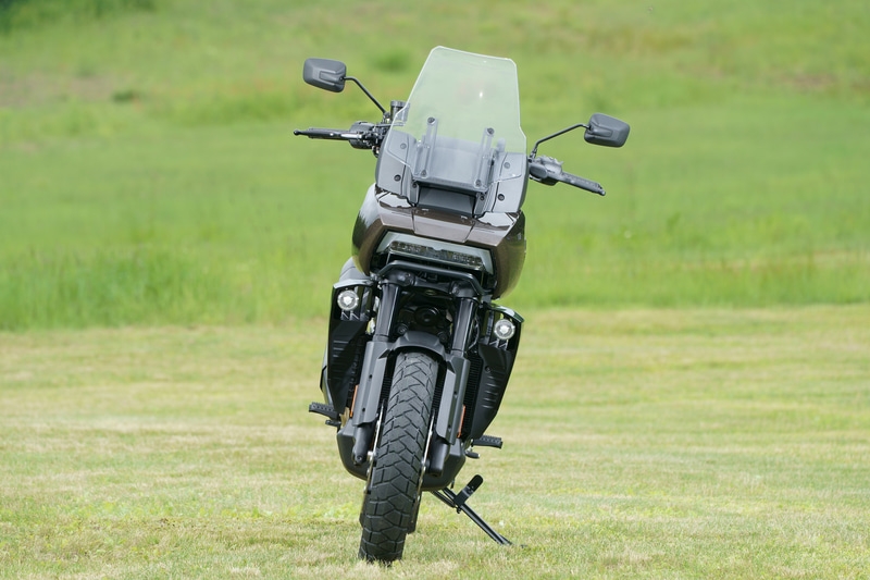 標準モデルのパン アメリカ 1250。パン アメリカ 1250 スペシャルに対して、キャストホイール（オプションでスポークホイールに変更可能）やタンクに立体的なバッヂが装着される