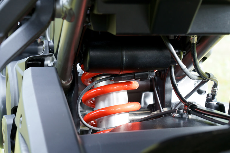 パン アメリカ 1250 スペシャル専用装備として自動的に車高を調整する「アダプティブライドハイト（ARH）」と「電子調整式サスペンションシステム」が装備される