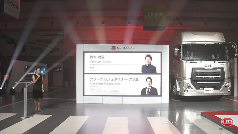 UDアクティブステアリングを搭載したクオンによる大型トラックでの書道に挑戦する動画が公開された