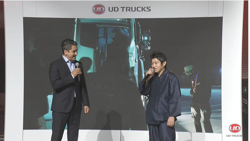 UDアクティブステアリングを搭載したクオンによる大型トラックでの書道に挑戦する動画が公開された