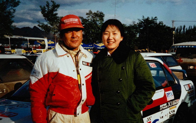 最終フィニッシュの天安門広場での車両管理のときに撮った写真。美人のおまわりさんと……