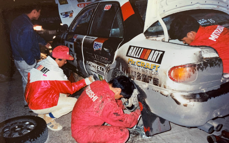 長いDAY5のナイトサービス。サービス隊は常に全開で緊張のし通し。自分も手伝ってステッカー拭き。右手に包帯巻いてます