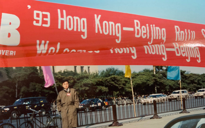 最終ゴールの天安門広場に向かう途中。向こう側にはスバルのサービスカーがいます。手前は警備の警察官、あるいは人民解放軍？