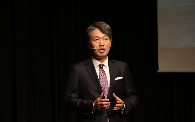 マイバッハの商品説明を行なうメルセデス・ベンツ日本株式会社 代表取締役社長兼CEOの上野金太郎氏