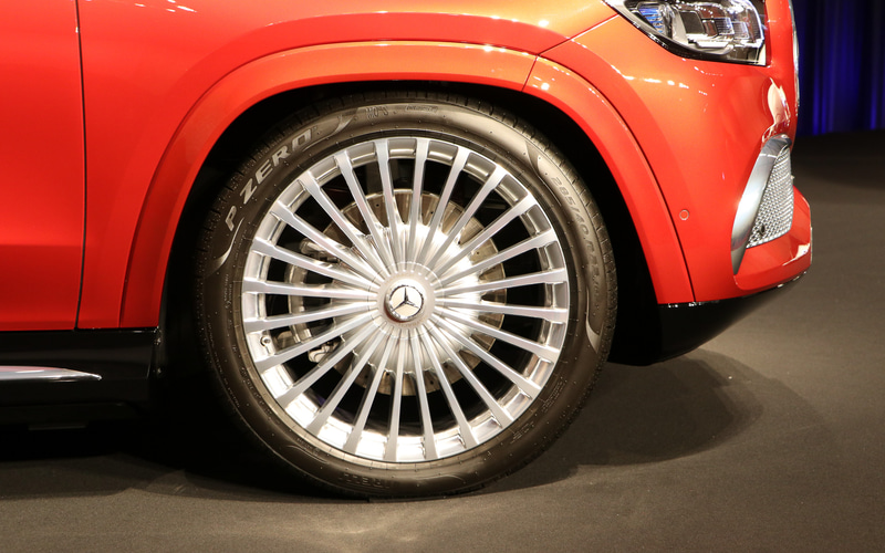 フロントグリルのピンストライプをモチーフとした23インチの鍛造ホイールは、ポリッシュ仕上げのマルチスポークデザイン