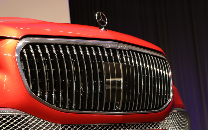 フロントグリルは縦方向のピンストライプをモチーフとしている