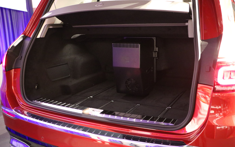 ラゲッジスペース容量は400L（中央にあるのは冷蔵庫。冷蔵個がない場合の容量は460L）